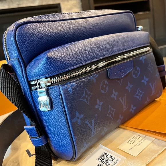 Louis Vuitton - Picture 1 of 11